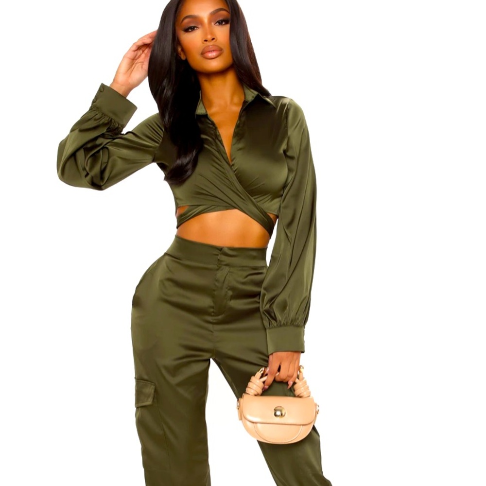 Beautiful jogger set from fashion nova all the sizes available S,M,L